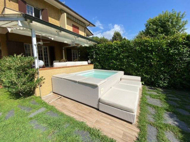 Villa Bifamiliare in vendita a Forte dei Marmi