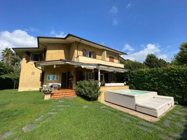 Villa Bifamiliare in vendita a Forte dei Marmi