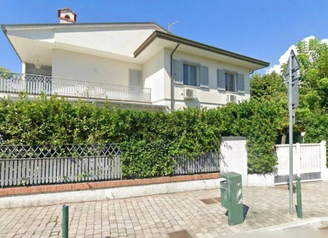 Villa Bifamiliare in vendita a Forte dei Marmi