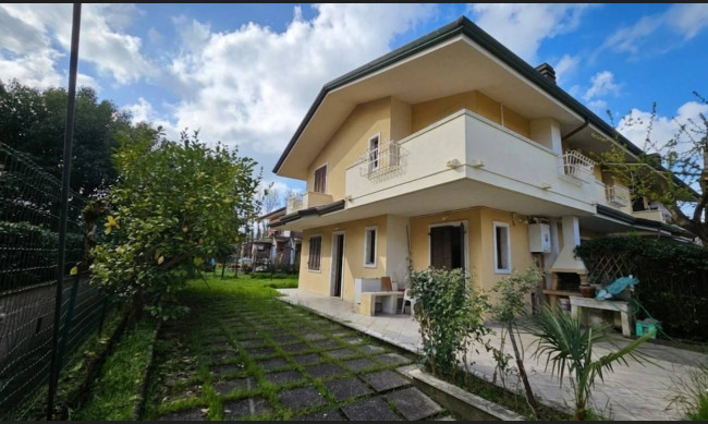 Villette a schiera in vendita a Montignoso