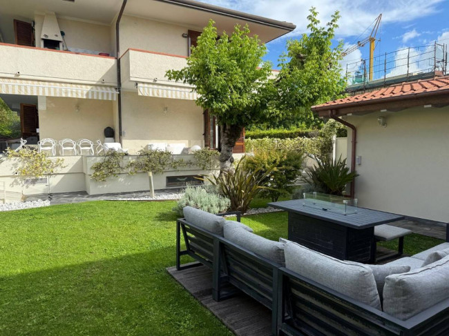 Villa Bifamiliare in vendita a Forte dei Marmi