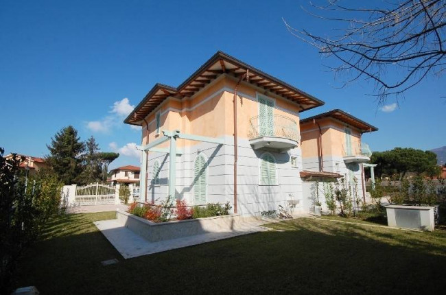 Villa Bifamiliare in vendita a Pietrasanta