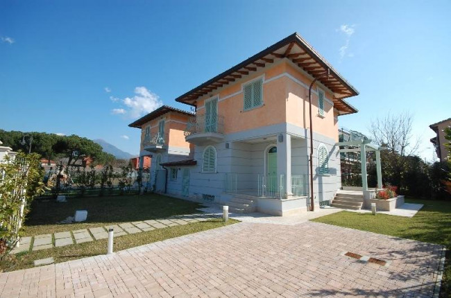 Villa Bifamiliare in vendita a Pietrasanta
