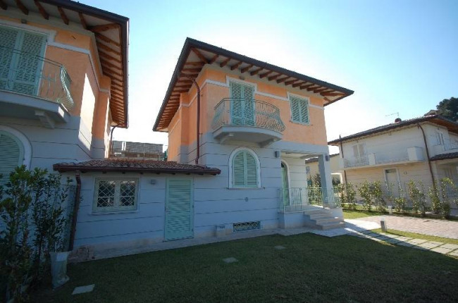 Villa Bifamiliare in vendita a Pietrasanta