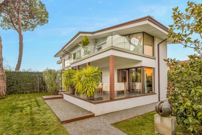 Villa Bifamiliare in vendita a Forte dei Marmi