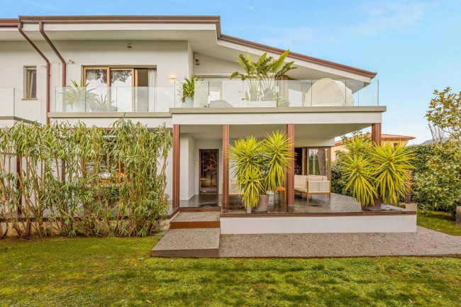 Villa Bifamiliare in vendita a Forte dei Marmi