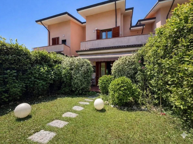 Villette a schiera in vendita a Montignoso