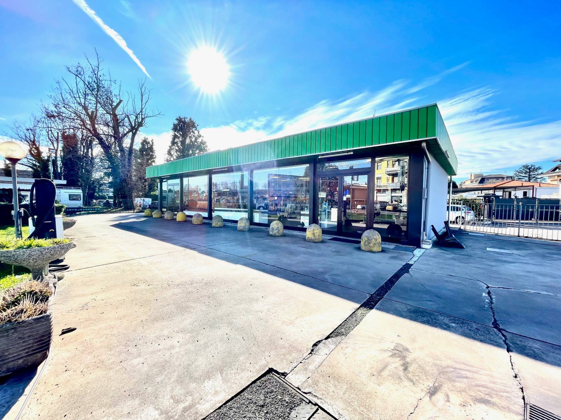 Attività commerciale in vendita a Caronno Pertusella