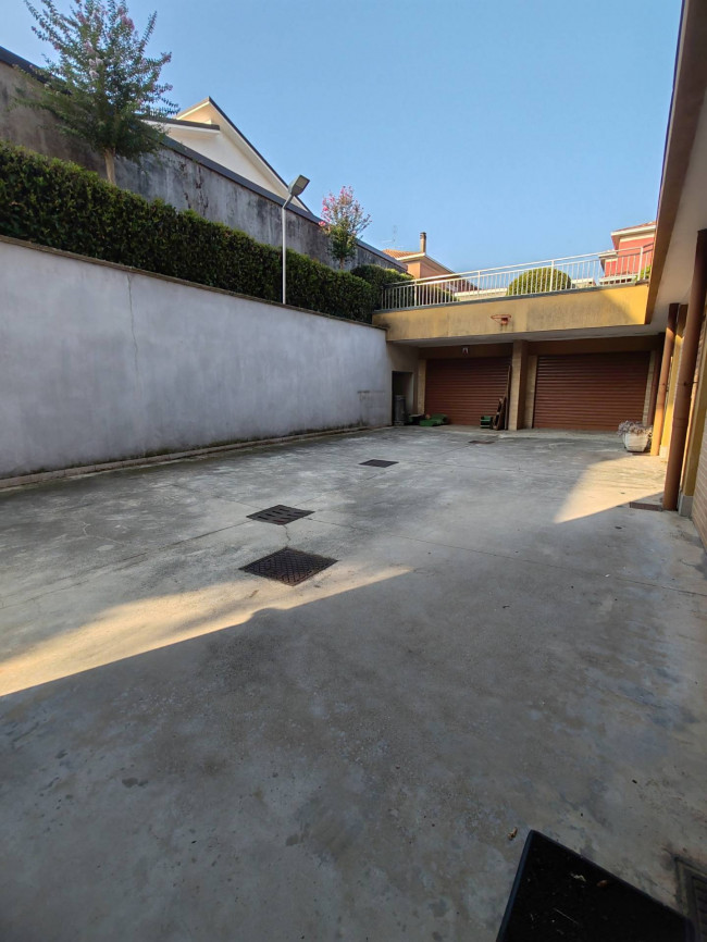 Attività commerciale in vendita a Solaro