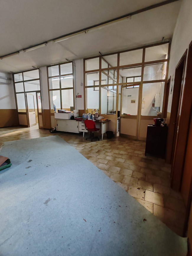 Attività commerciale in vendita a Solaro