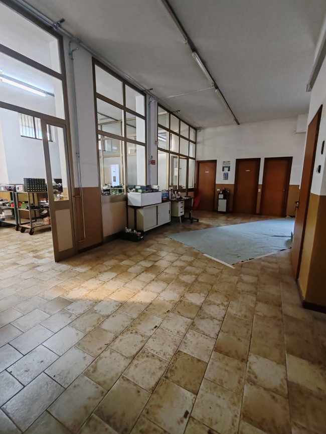 Attività commerciale in vendita a Solaro