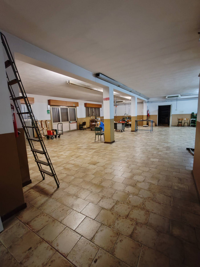 Attività commerciale in vendita a Solaro