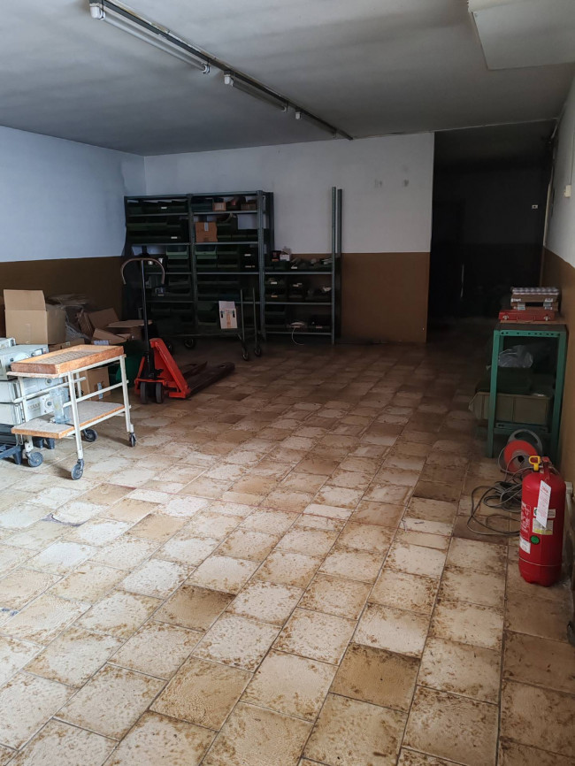 Attività commerciale in vendita a Solaro