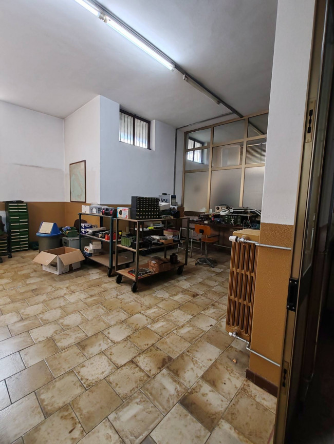 Attività commerciale in vendita a Solaro