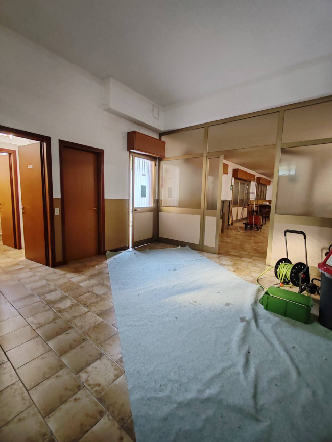 Attività commerciale in vendita a Solaro