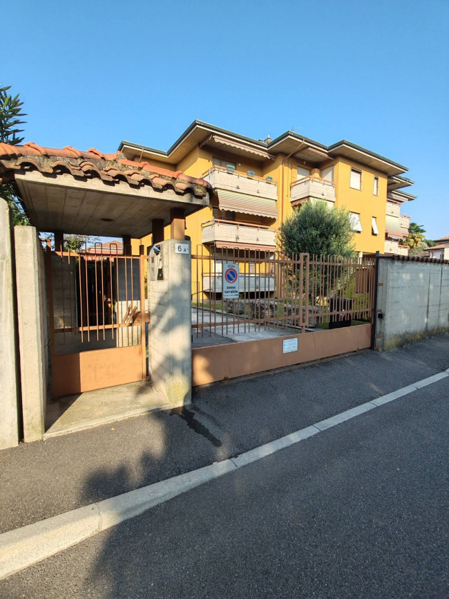 Attività commerciale in vendita a Solaro