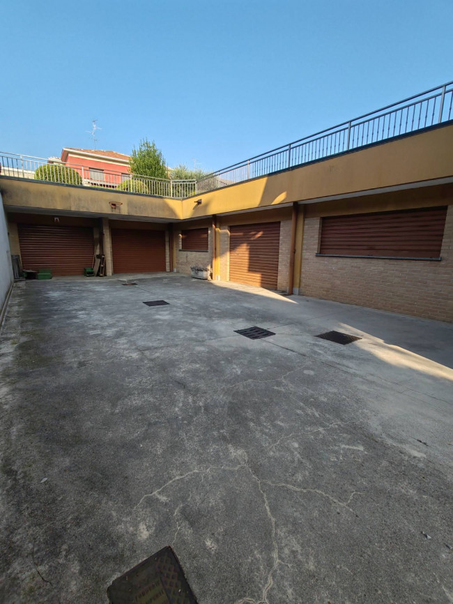 Attività commerciale in affitto a Solaro