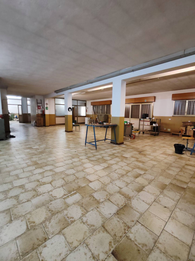 Attività commerciale in affitto a Solaro