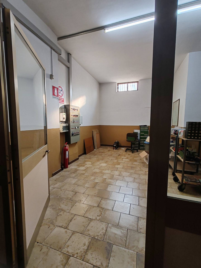 Attività commerciale in affitto a Solaro