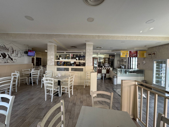 Locale commerciale in vendita a Senago