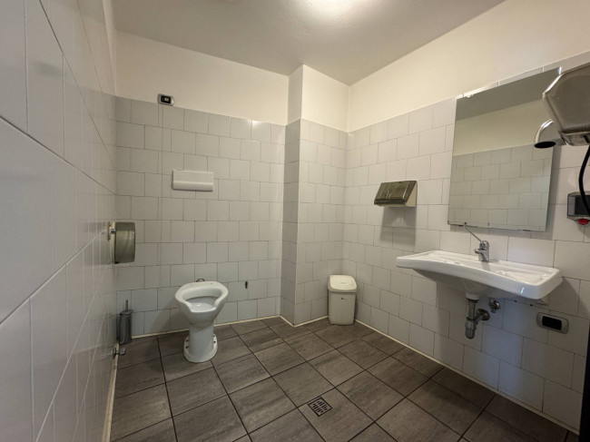 Locale commerciale in vendita a Senago