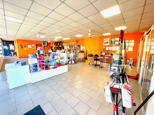 Attività commerciale in vendita a Caronno Pertusella