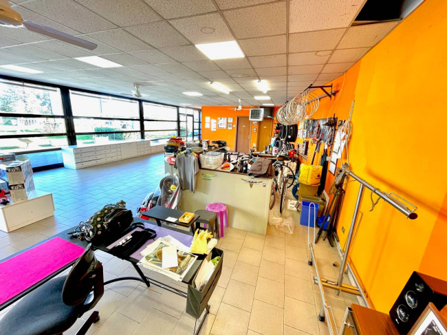 Attività commerciale in vendita a Caronno Pertusella