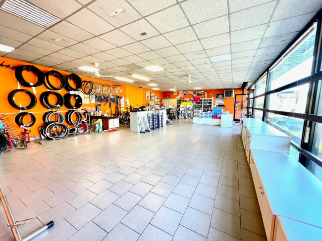 Attività commerciale in vendita a Caronno Pertusella