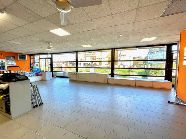 Attività commerciale in vendita a Caronno Pertusella