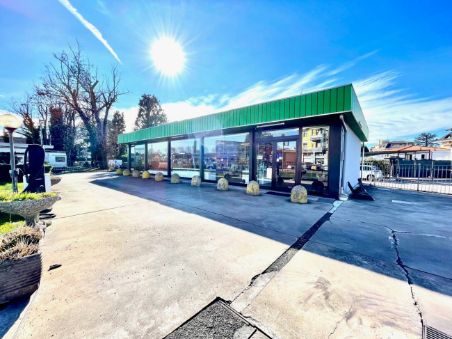 Attività commerciale in vendita a Caronno Pertusella