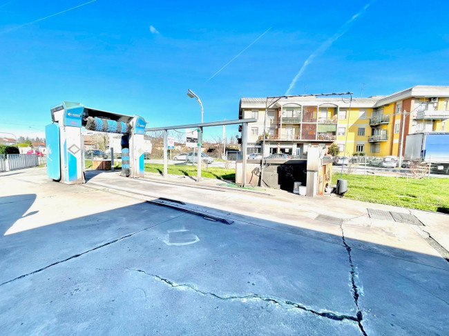 Attività commerciale in vendita a Caronno Pertusella