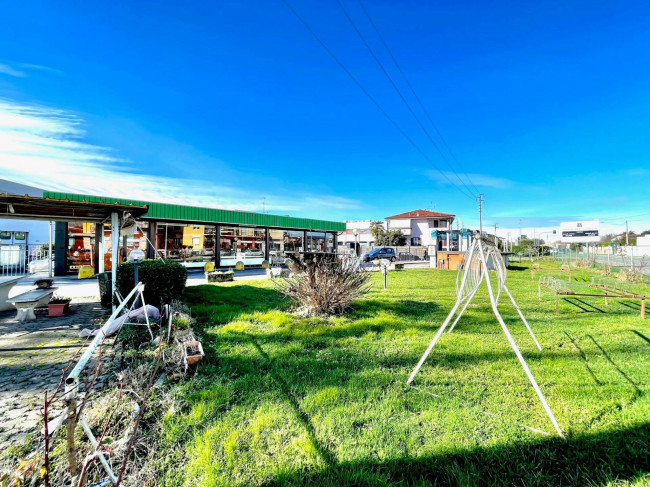 Attività commerciale in vendita a Caronno Pertusella