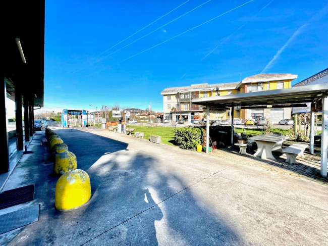 Attività commerciale in vendita a Caronno Pertusella