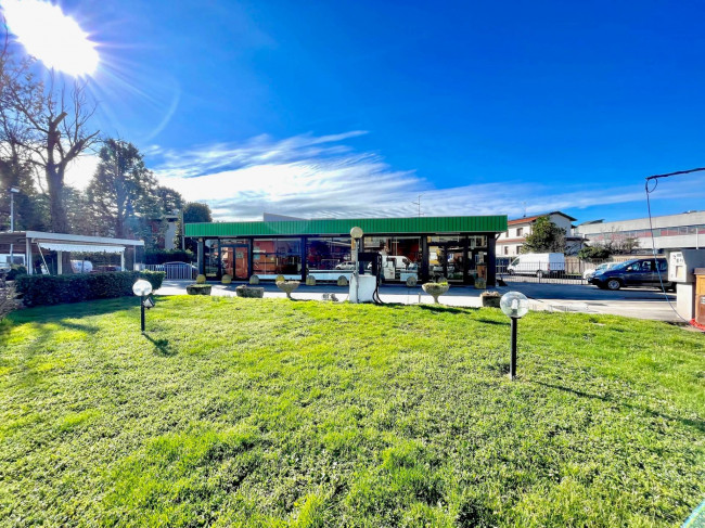 Attività commerciale in vendita a Caronno Pertusella