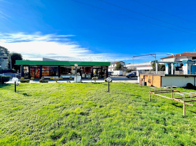 Attività commerciale in vendita a Caronno Pertusella