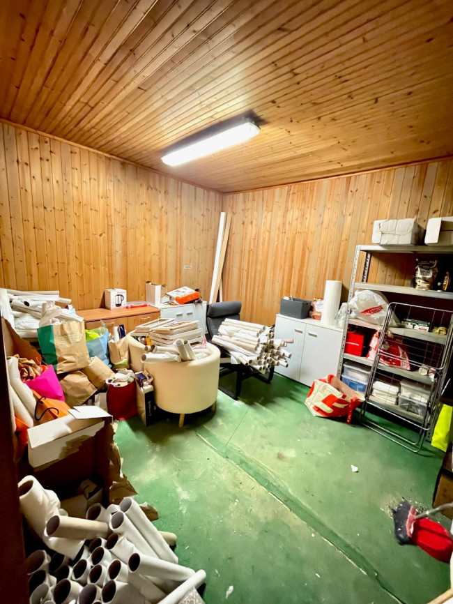 Locale commerciale in vendita a Saronno