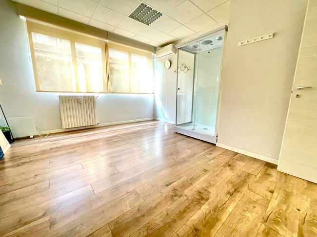 Locale commerciale in vendita a Saronno