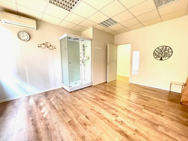 Locale commerciale in vendita a Saronno