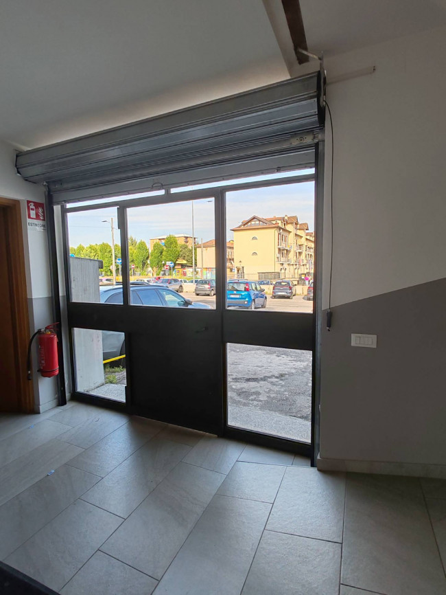 Attività commerciale in vendita a Limbiate