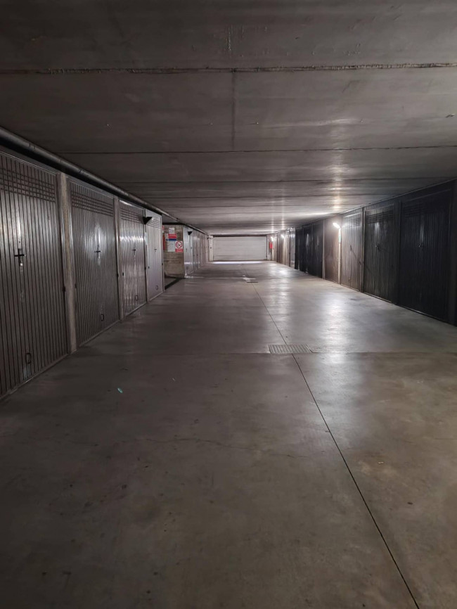 Posto auto coperto in vendita a Solaro