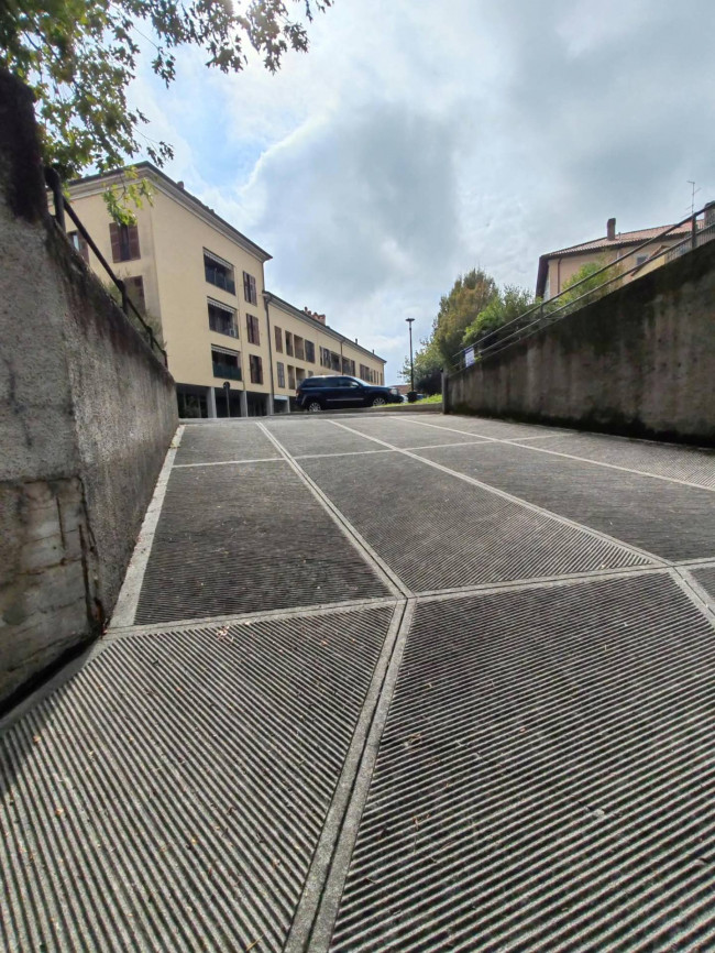 Posto auto coperto in vendita a Solaro