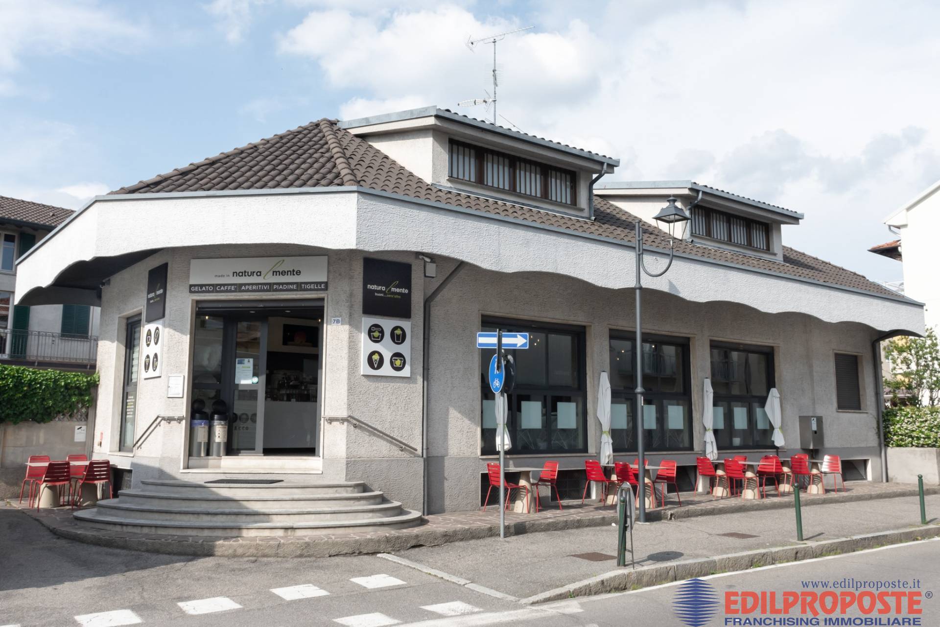 Locale commerciale in vendita a Lazzate