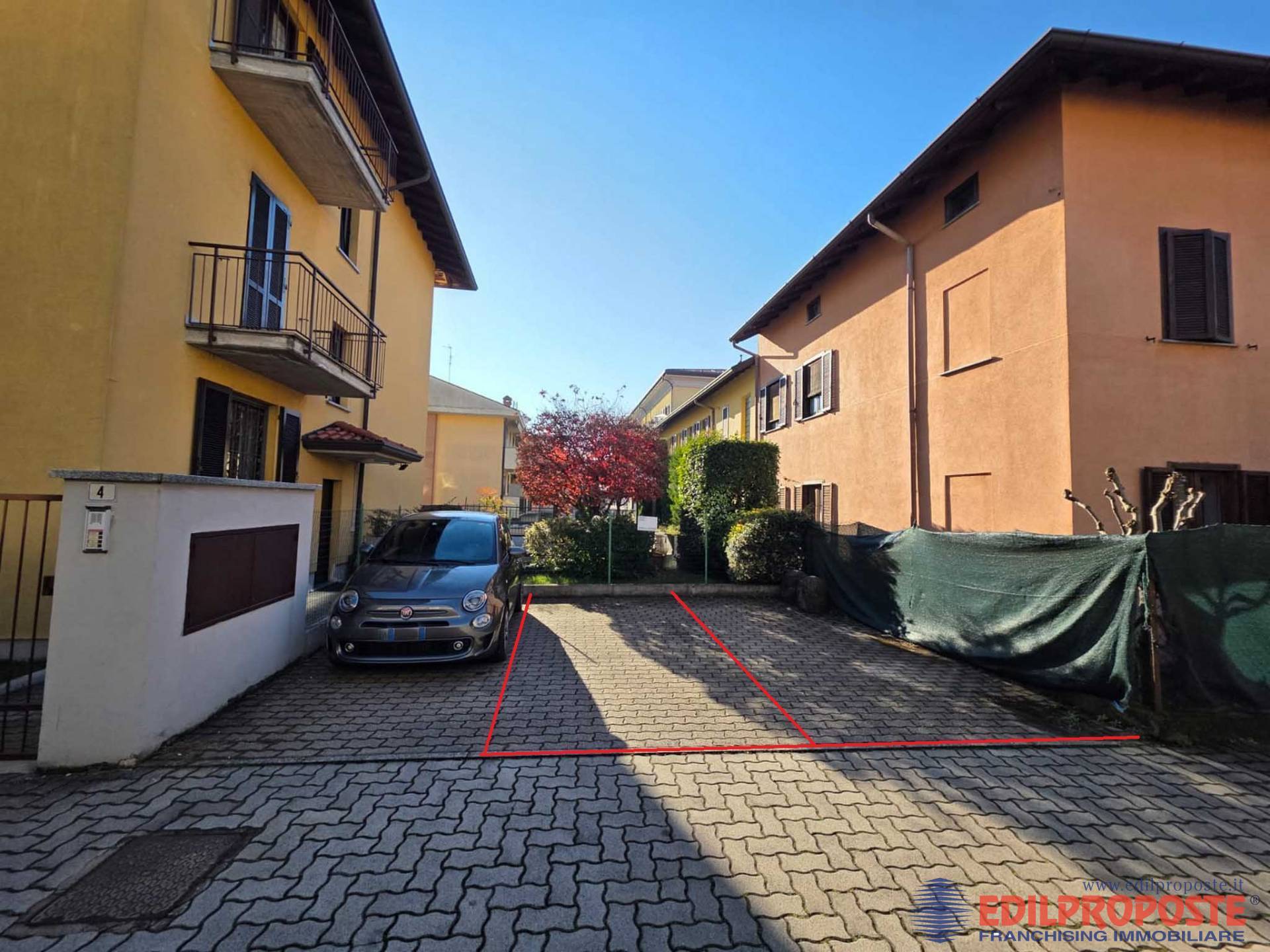 Posto auto scoperto in vendita a Lazzate