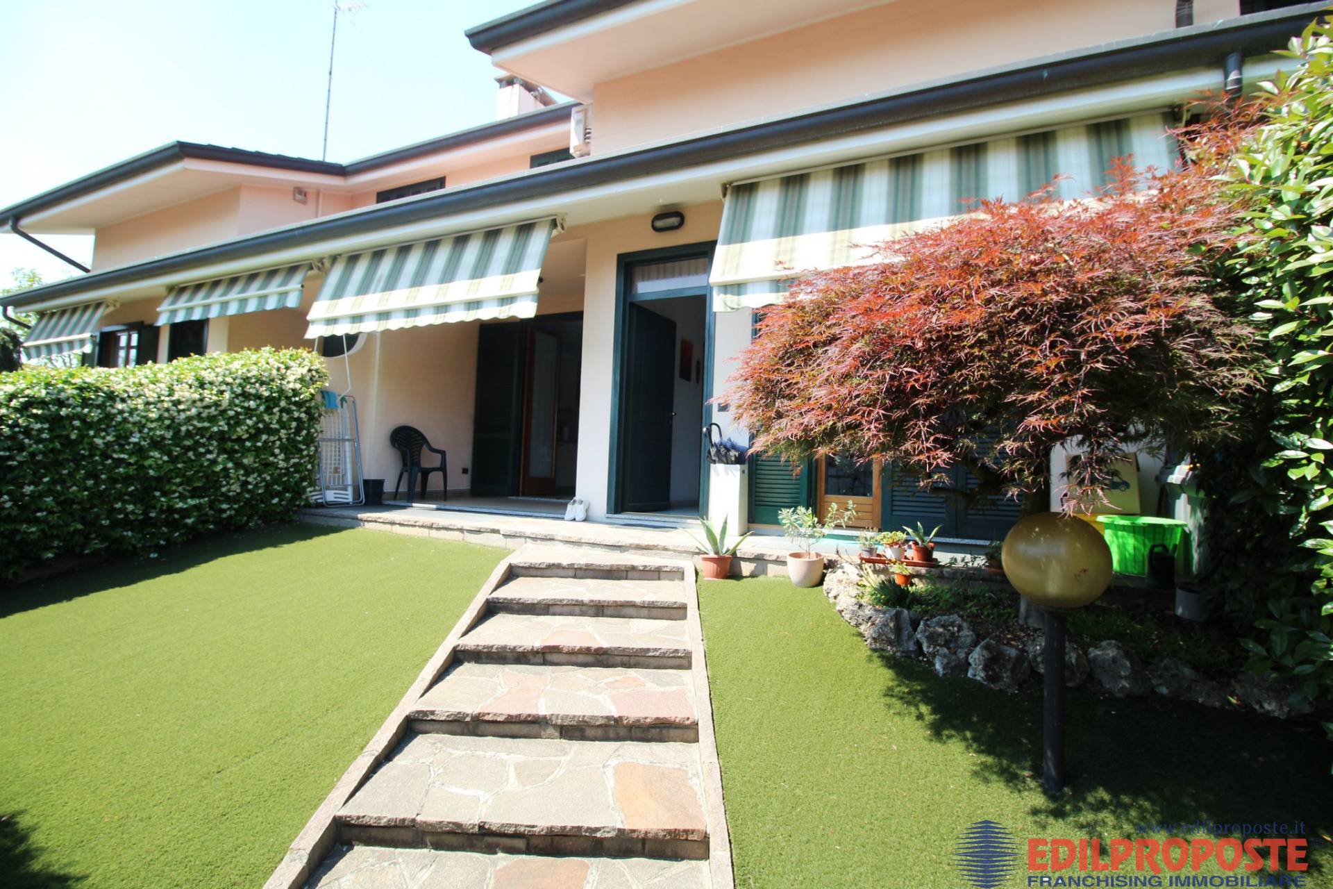 Villa in vendita a Lazzate