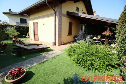 Villa in vendita a Lazzate