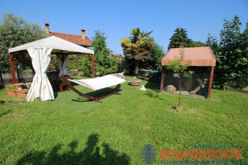 Villa in vendita a Lazzate