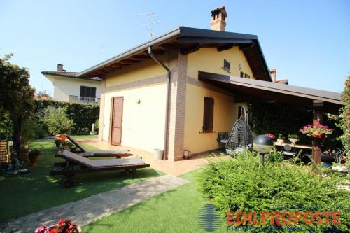 Villa in vendita a Lazzate
