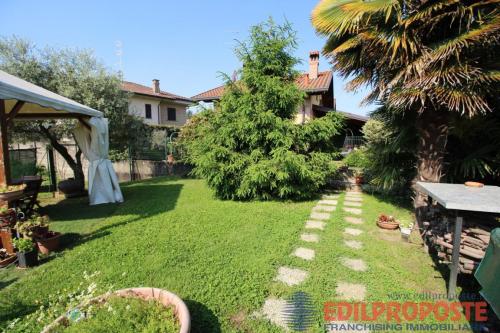 Villa in vendita a Lazzate