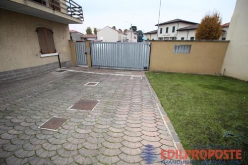 Appartamento in vendita a Lazzate