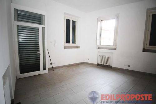 Locale commerciale in vendita a Cogliate